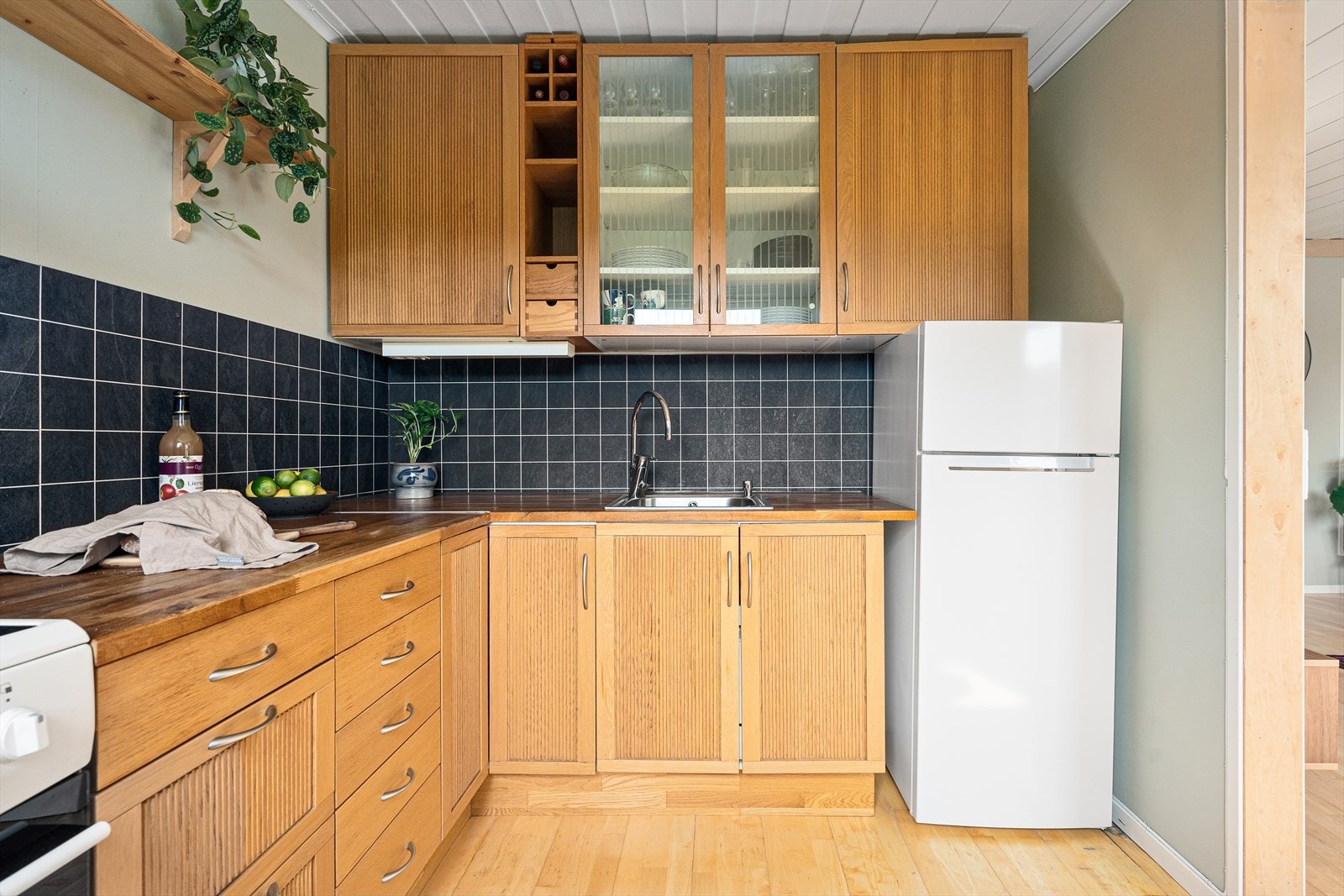 Det er kjøkkenventilator med kullfilter over stekesonen. Galleribilde