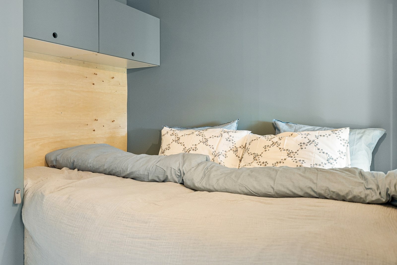 Den innebygde hyllen fungerer fint som nattbord. Det er også gode oppbevaringsmuligheter under sengen samt i garderobeskap. Galleribilde