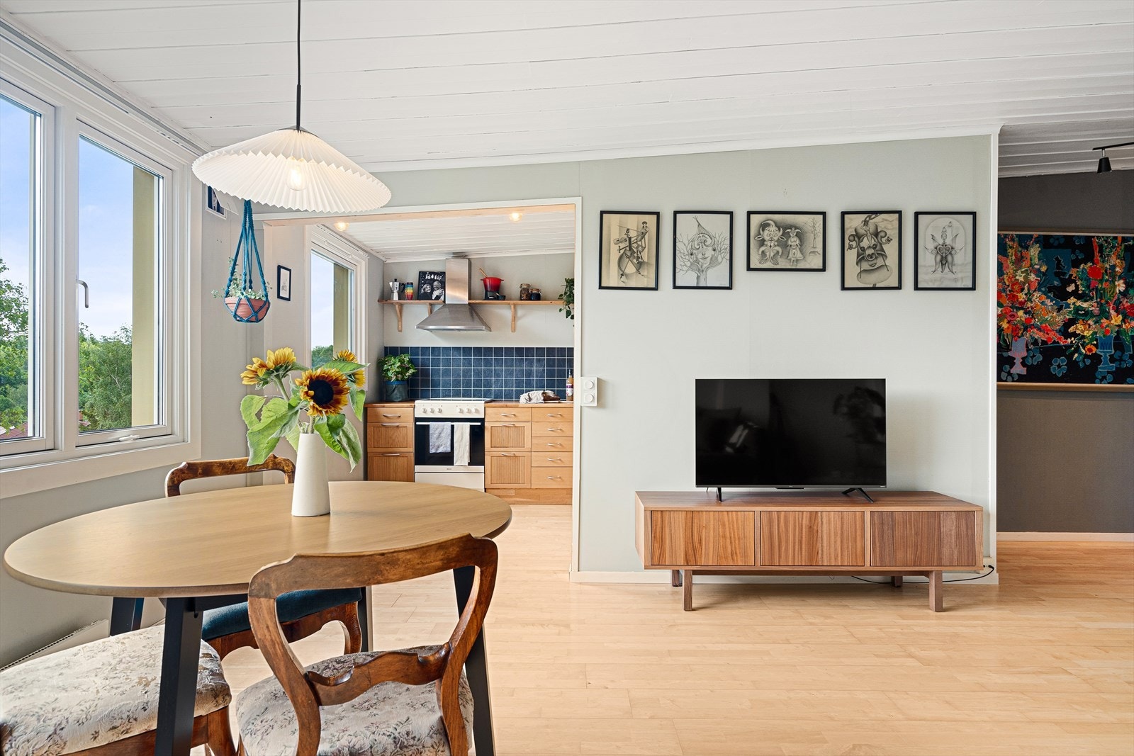 I stuen er det også plass til et hyggelig spisebord, noe som gir rom for gjester på besøk. Galleribilde