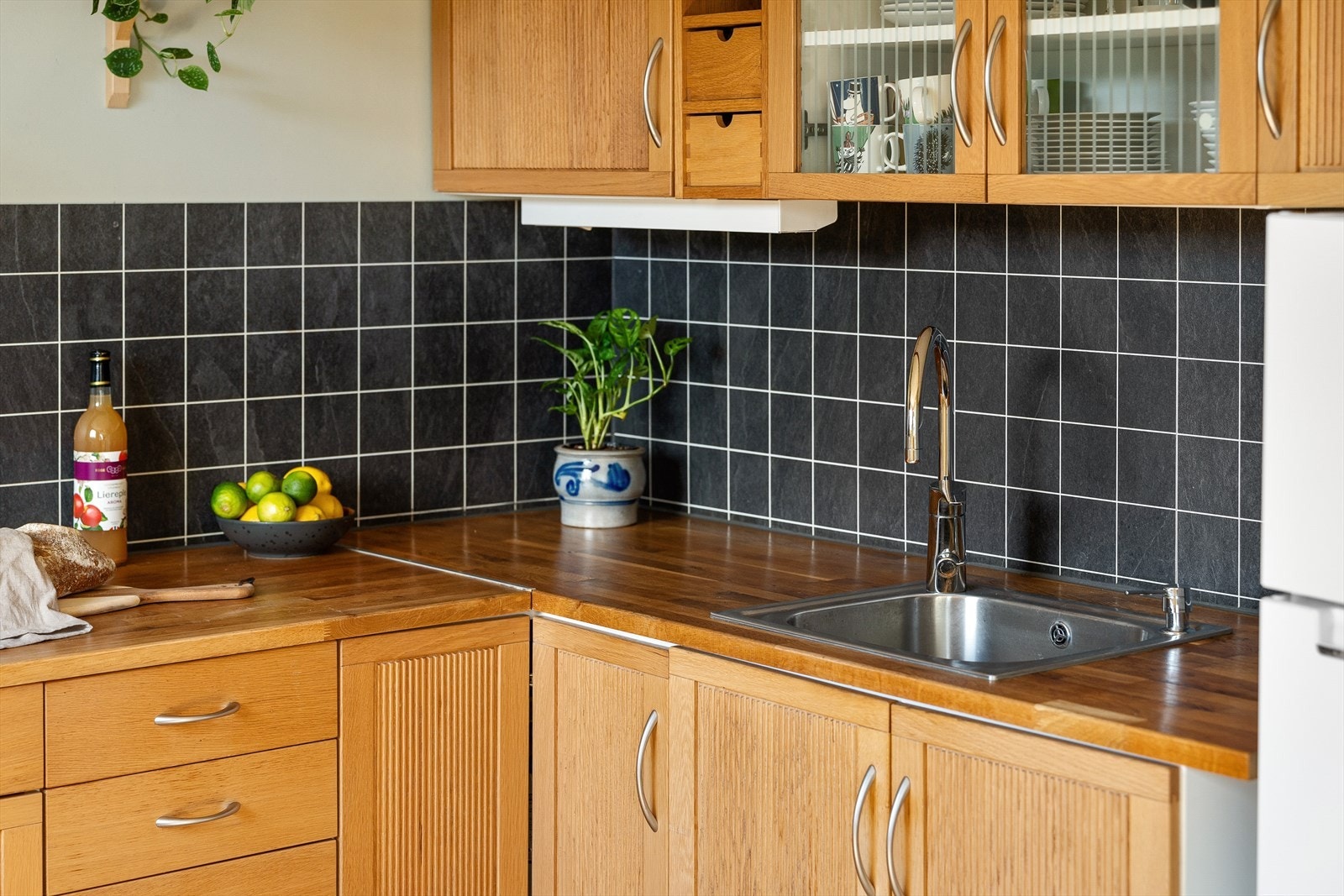 Varmtvannsbereder på 116 L fra 2004 er lokalisert i benkeskap på kjøkkenet. Galleribilde