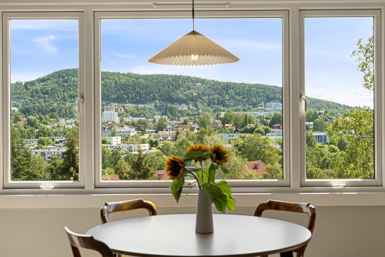 Stuen er lys og luftig med store vindusflater som sørger for rikelig med innslipp av naturlig lys. Galleribilde