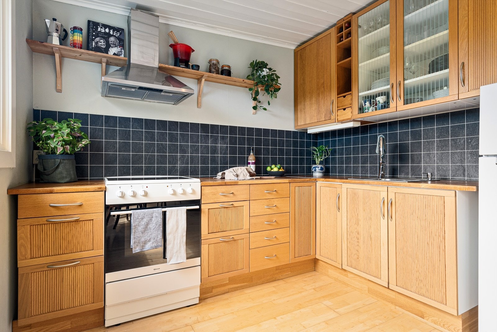 Videre er det frittstående komfyr med platetopp, kjøle-/fryseskap og en liten oppvaskmaskin. Galleribilde