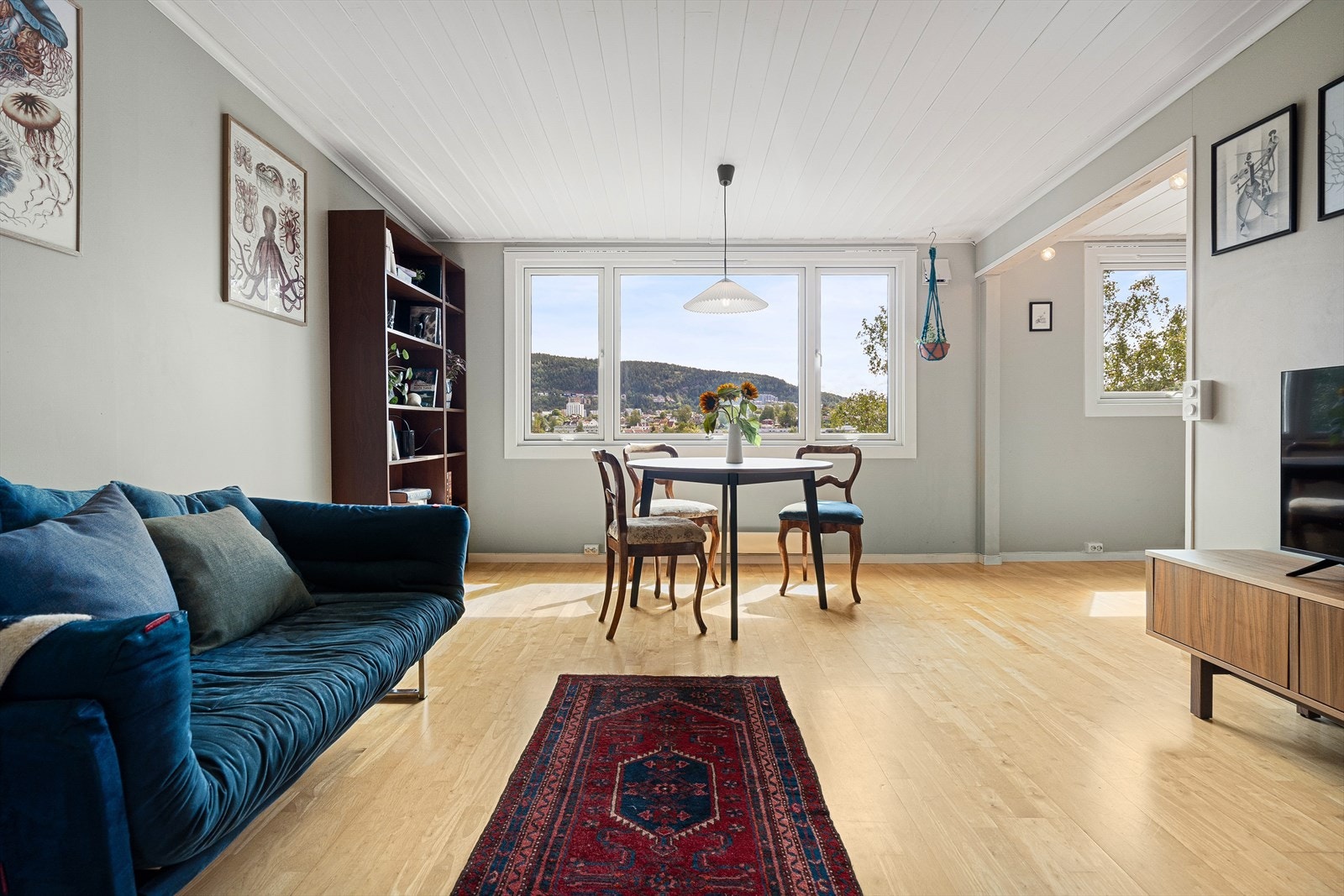 Velkommen til Frysjaveien 10D! Dette er en attraktiv og lys 1-roms toppleilighet beliggende i et idyllisk område nær Akerselva og Nordmarka. Galleribilde