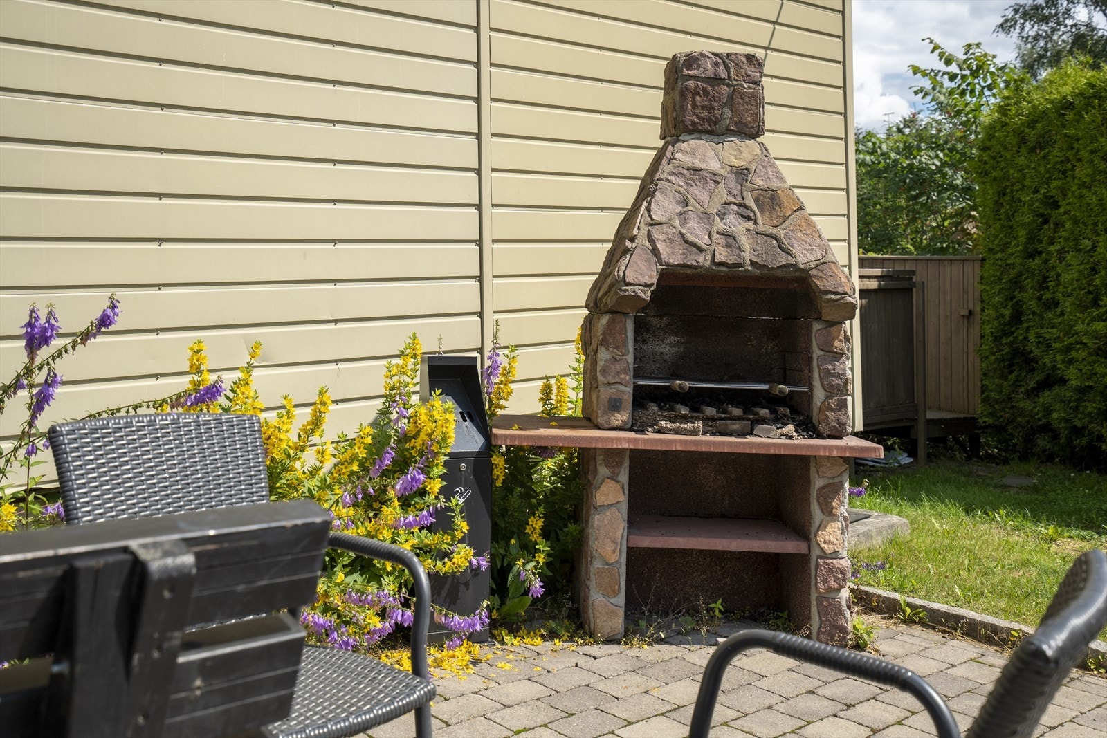 Borettslaget har flotte fellesareal med utegrill og hyggelige sittegrupper. Galleribilde