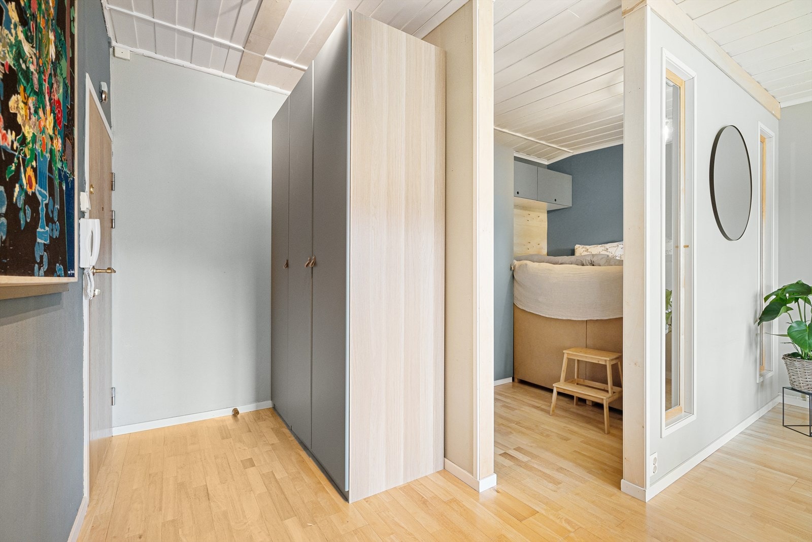 Leiligheten har en innbydende entré som skaper et umiddelbart godt førsteinntrykk. Det er god plass til oppbevaring av yttertøy og sko i garderobeskapet. Galleribilde