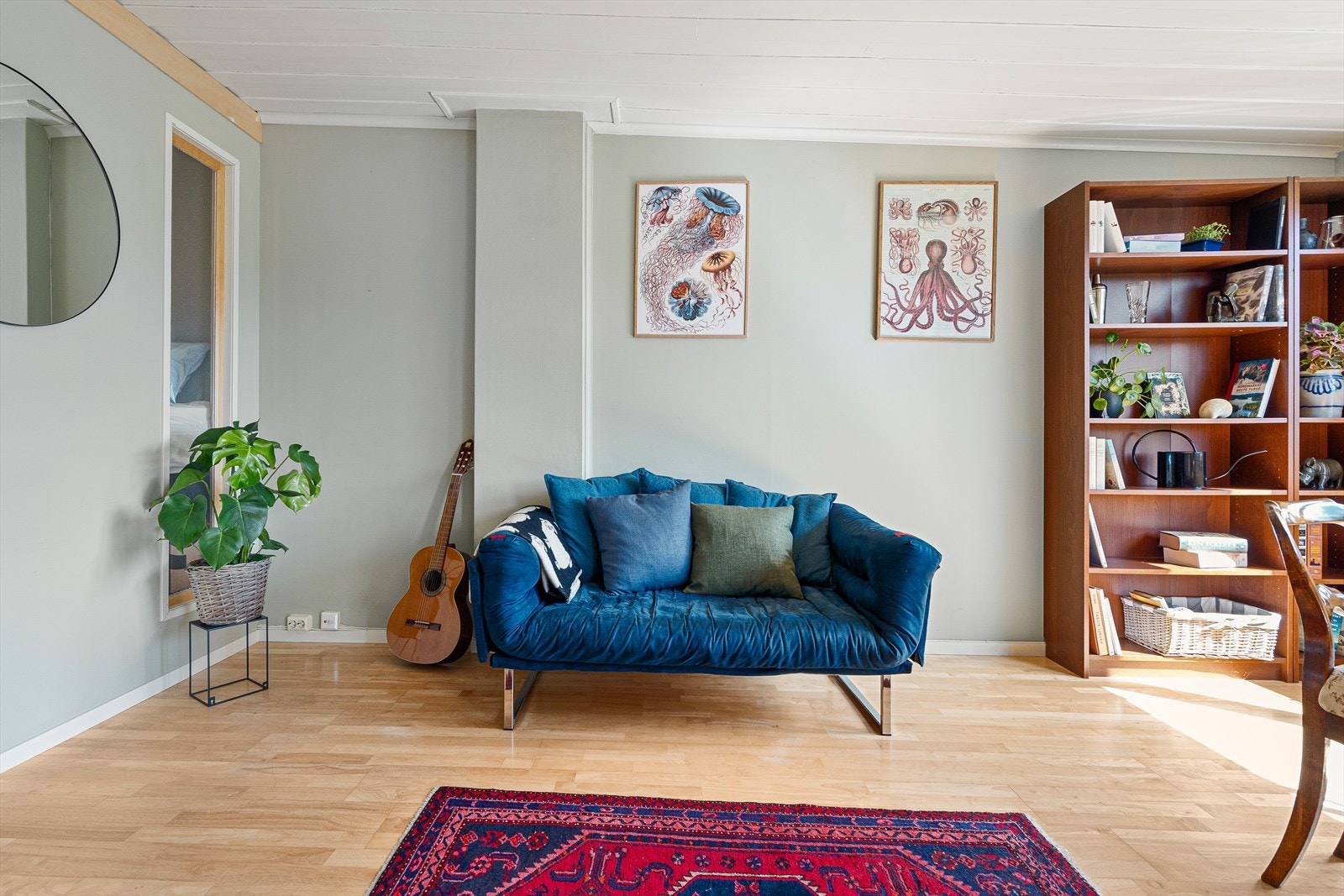 Gulvet er belagt med flott 3-stavs parkett, og overflatene er malt i behagelige og moderne fargetoner. Galleribilde