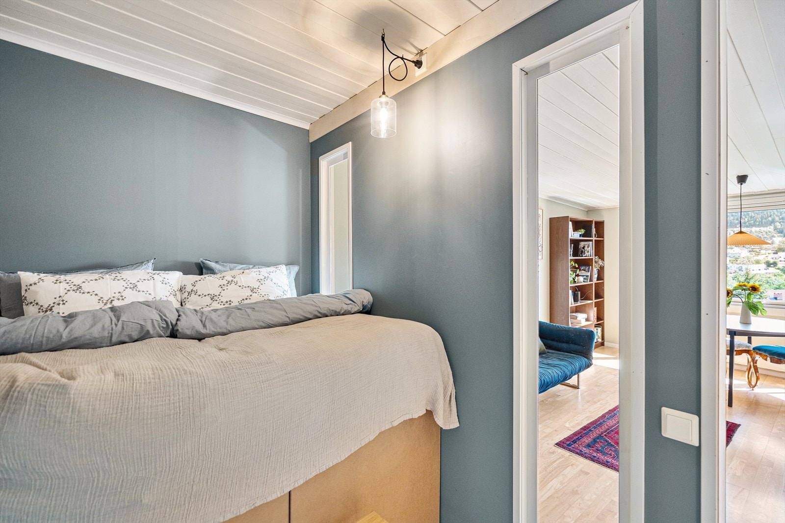 Det er strømuttak under sengen. Galleribilde