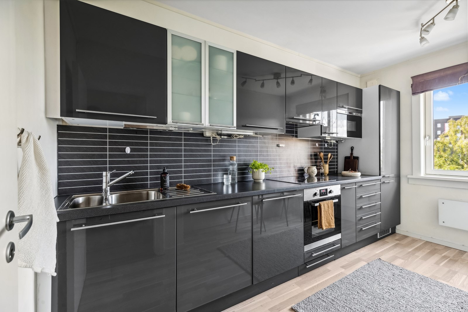 Hvitevarer som kjøl/frys, oppvaskmaskin, stekeovn og nedfelt platetopp er integrert i innredningen. Galleribilde