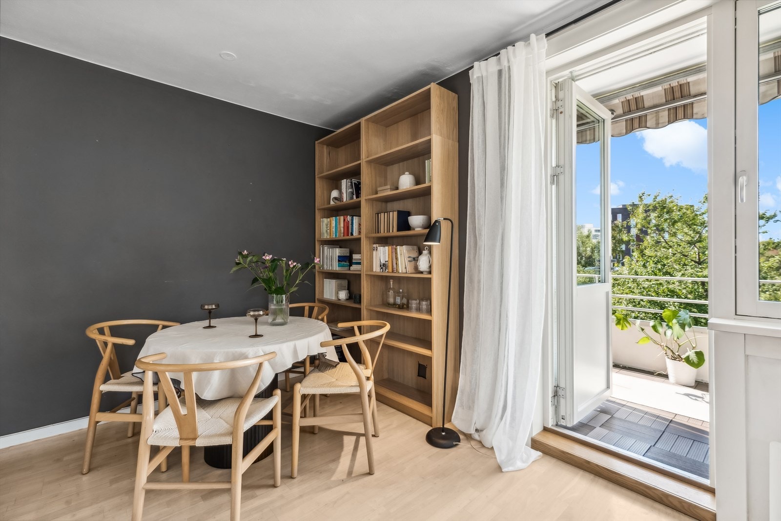 Dette er en lys og romslig 2-roms andelsleilighet i byggets 3. etasje i boligbygg oppført i 1954. Galleribilde