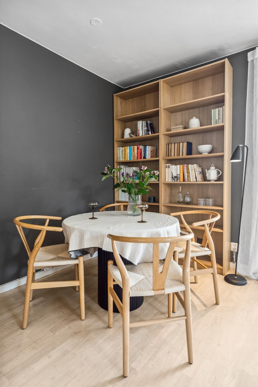 Det er videre plass til et spisebord hvor en bedre middag kan nytes sammen med det inviterte selskapet. Galleribilde