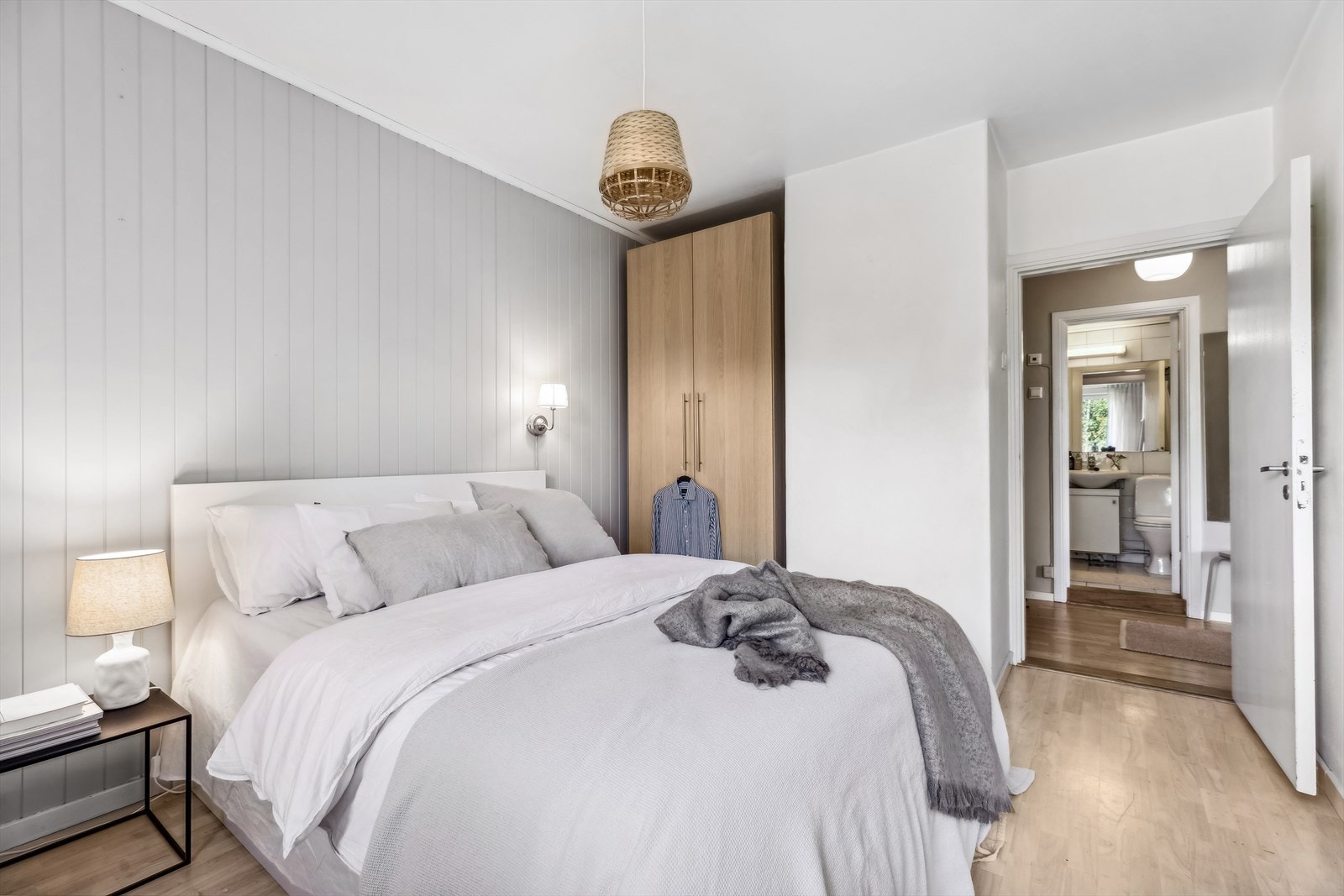 Klær kan pent ryddes bort i et romslig garderobeskap. Galleribilde