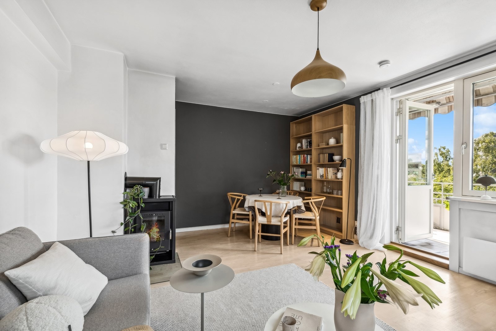 Stuen har god plass til en hyggelig sofagruppe og ønsket medie-/oppbevaringsmøblement. Galleribilde