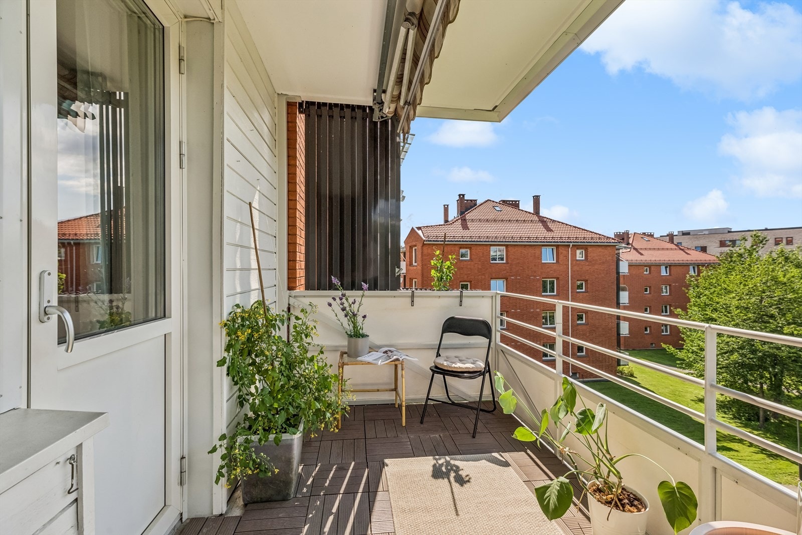 På balkongen er det plastfliser på gulv og el-styrt terrassemarkise. Galleribilde