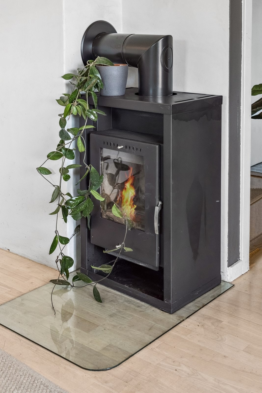 I stuen finner du en peisovn som sørger for ekstra hygge og varme på kalde dager. Galleribilde