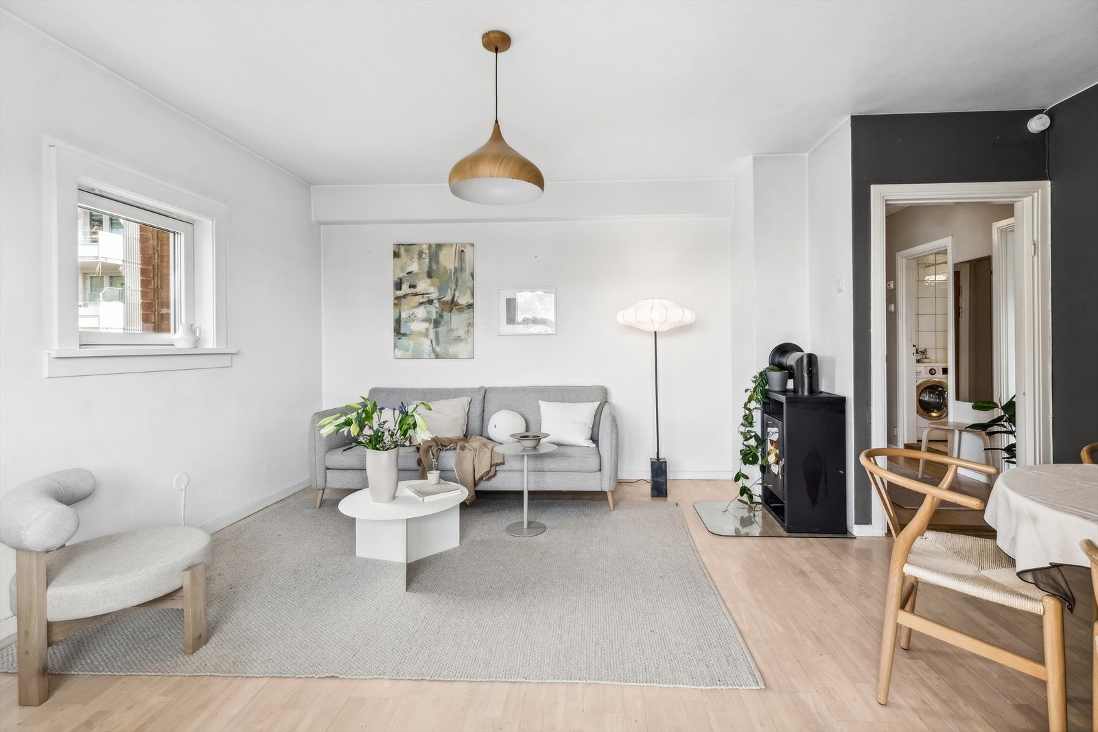 Stueavdelingen oppleves lys og luftig med god møbleringsfrihet. Galleribilde