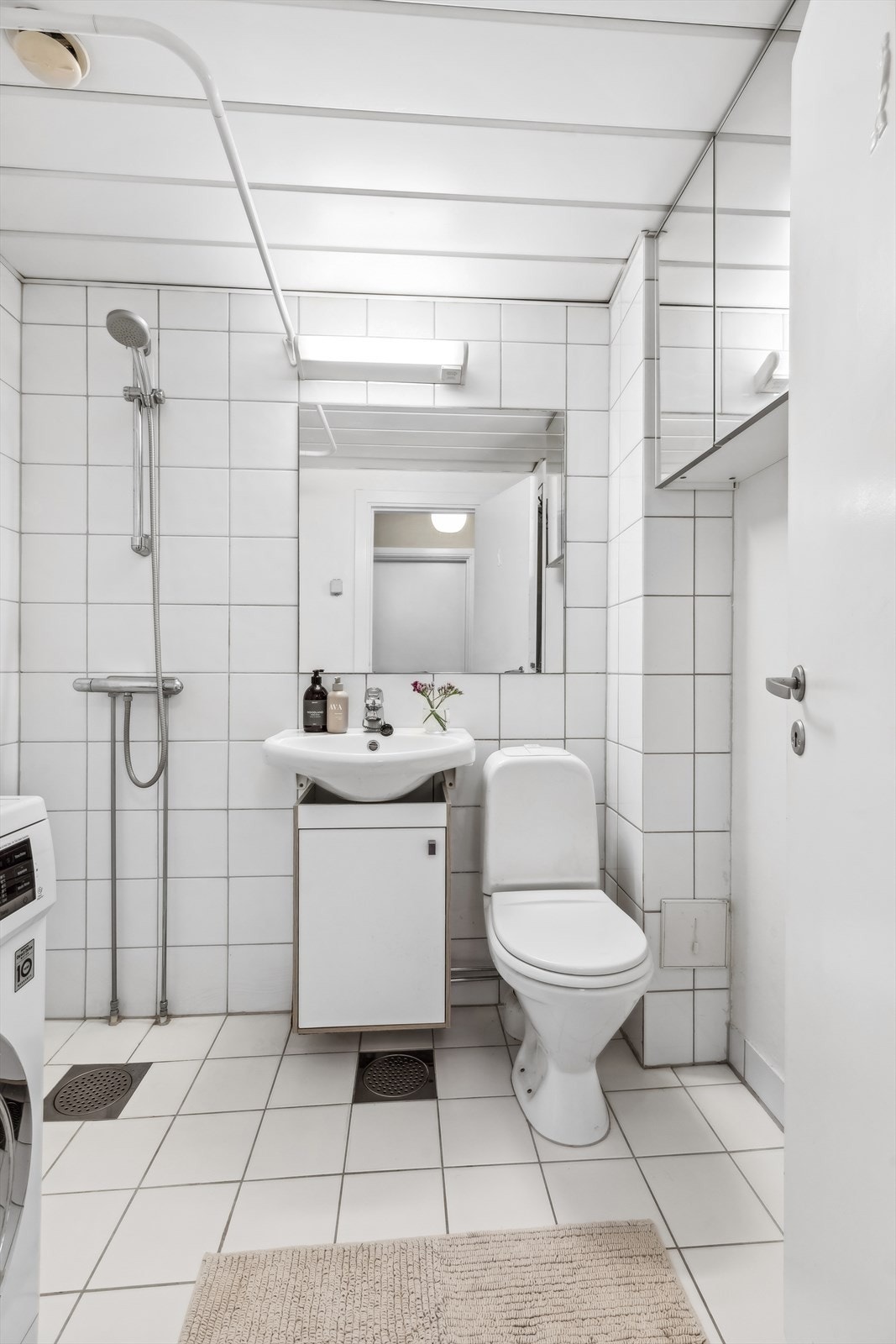 Flislagt baderom fra 2001 med elektriske varmkabler i gulv og himlingsplater i metall. Galleribilde