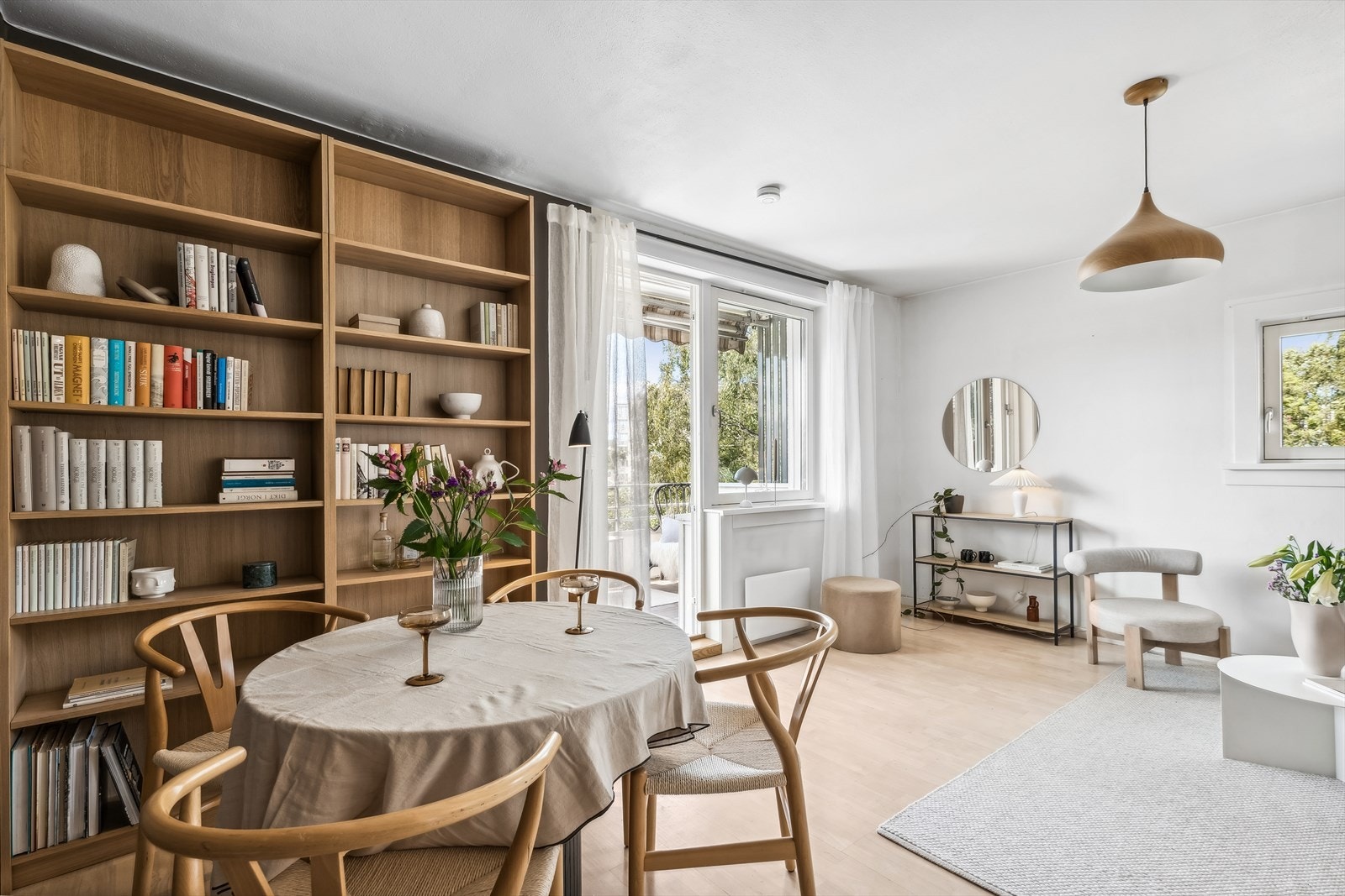 De store vindusflatene sammen med terrassedøren slipper inn godt med lys å skaper en luftig og fin atmosfære i rommet. Galleribilde