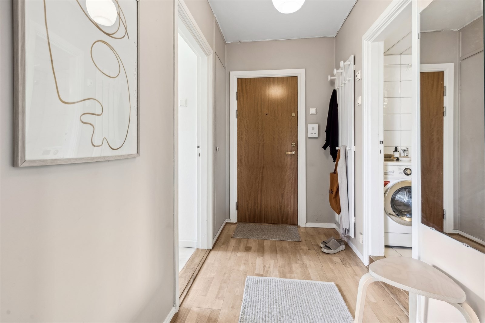 Lys gang som gir et godt førsteinntrykk av leiligheten. Her er det god plass til oppheng av yttertøy. Galleribilde