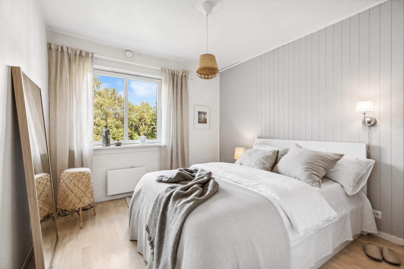 Soverommet er av god størrelse med plass til en dobbeltseng, tilhørende nattbord og annet ønskelig møblement. Galleribilde