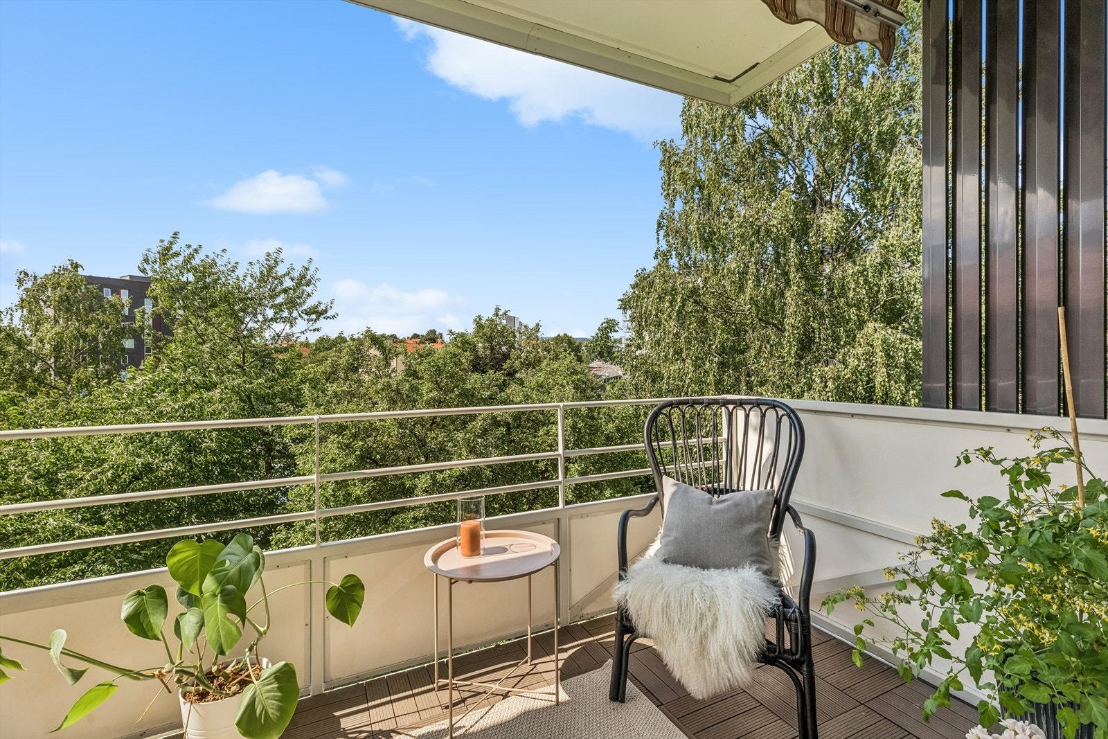 Fra stuen er det utgang til en vestvendt balkong på ca. 8 m² med utsikt over hyggelig fellesområdet Galleribilde