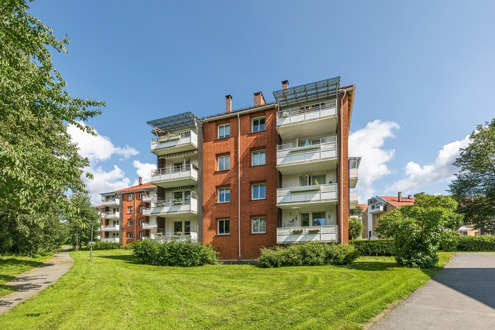 Borettslagets tomt fremstår som representativ, ryddig og pent opparbeidet. Tomten er opparbeidet med asfalterte internveier, sittebenker, lekeapparater, gressplener, trær og diverse beplantning. Borettslaget har garasjer/biloppstillingsplasser. Galleribilde