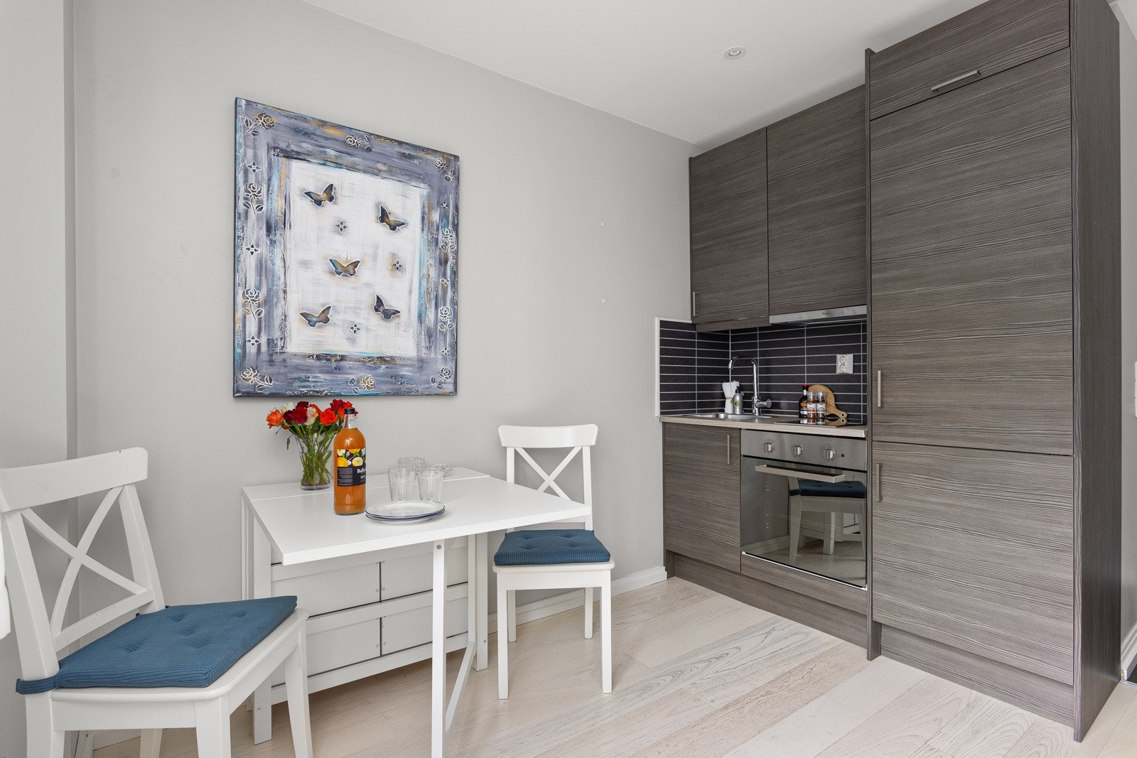 Marbodal kjøkkeninnredning fra 2015 med glatte fronter og laminert benkeplate med nedfelt oppvaskkum. Praktisk med belysning under overskapene som gir god belysning. Galleribilde