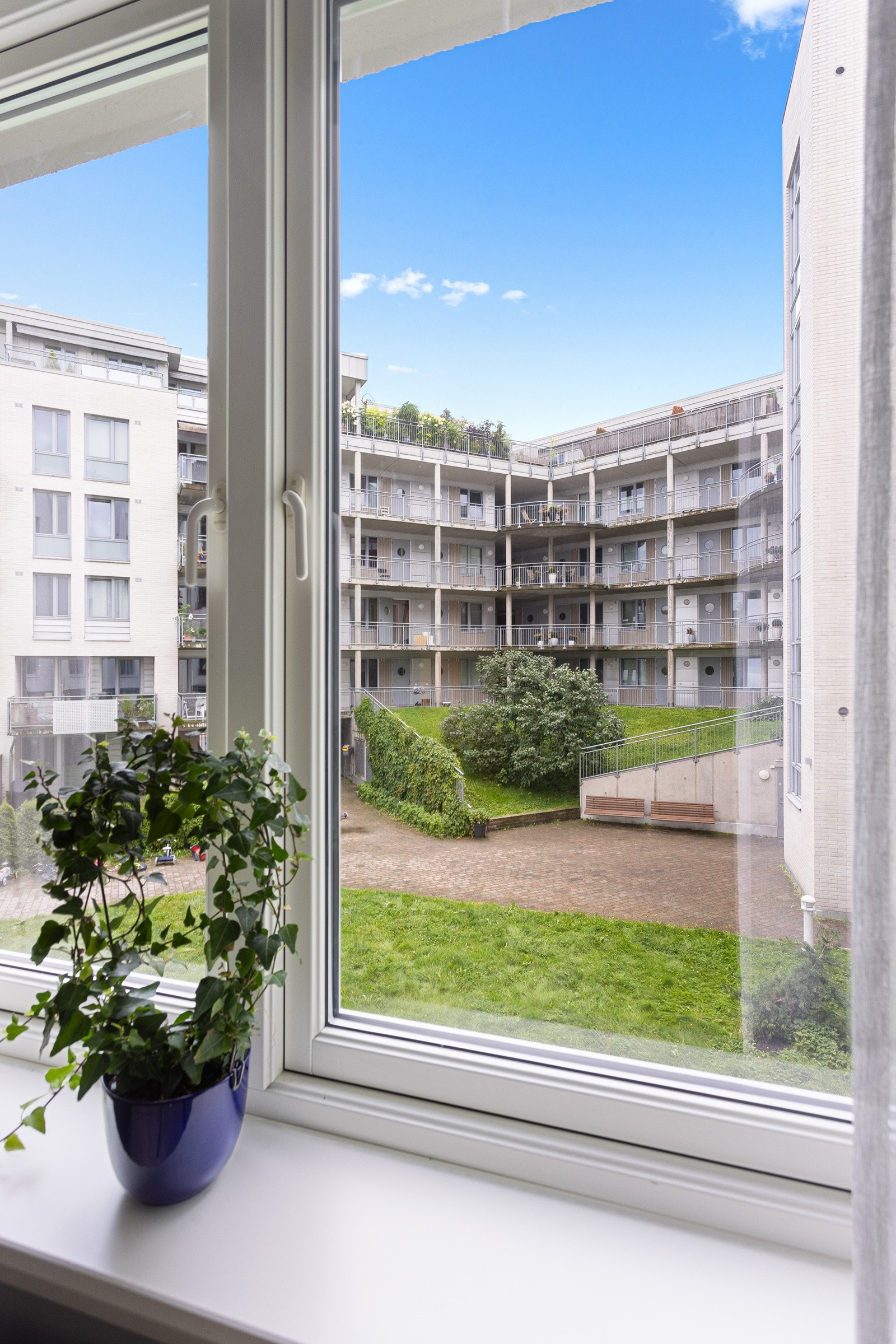 Vinduet ble installert i 2016 og har en bred vinduskarm som passer perfekt for planter og dekorasjoner. Galleribilde