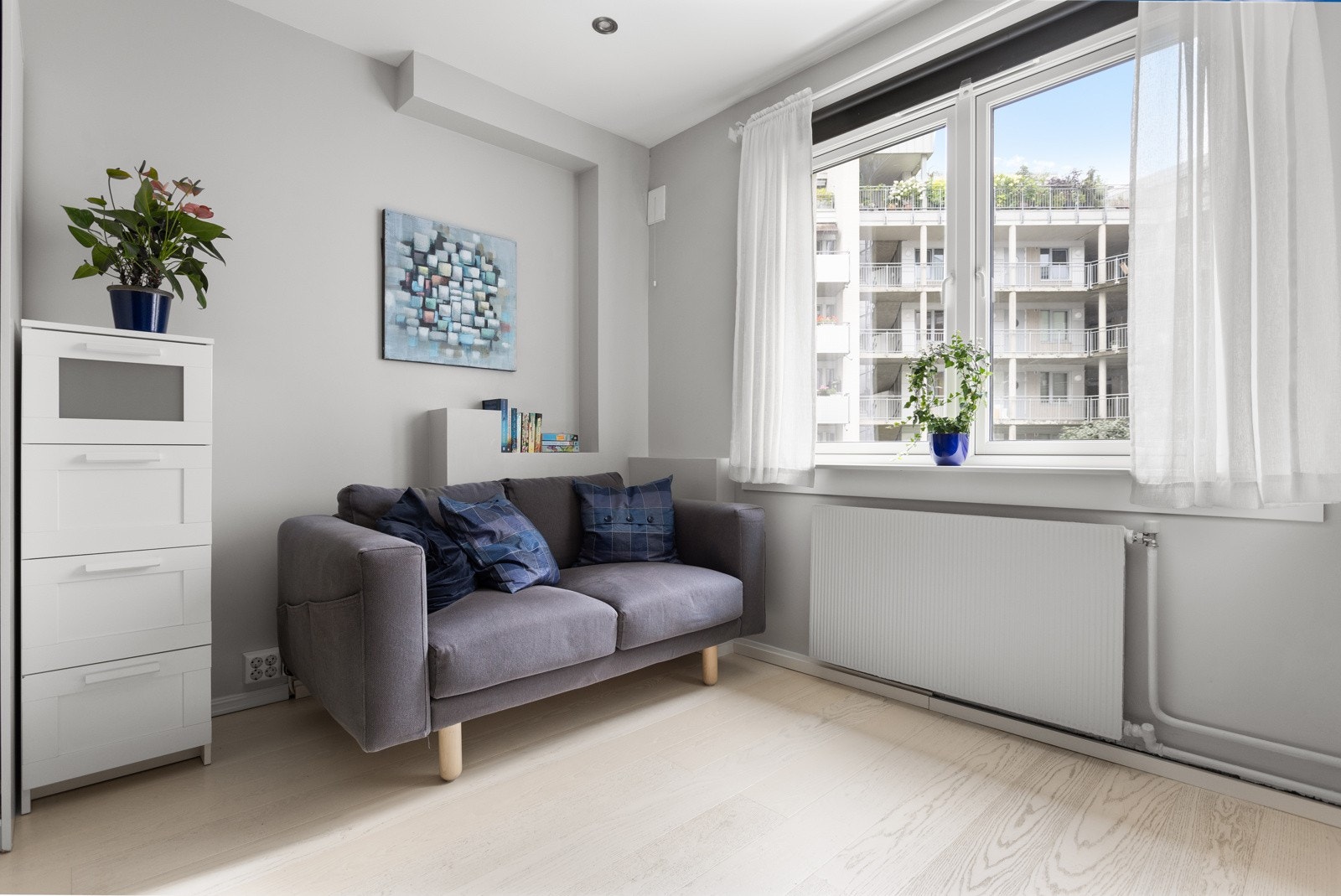 Leiligheten har en lys og trivelig stue med en moderne standard. Galleribilde