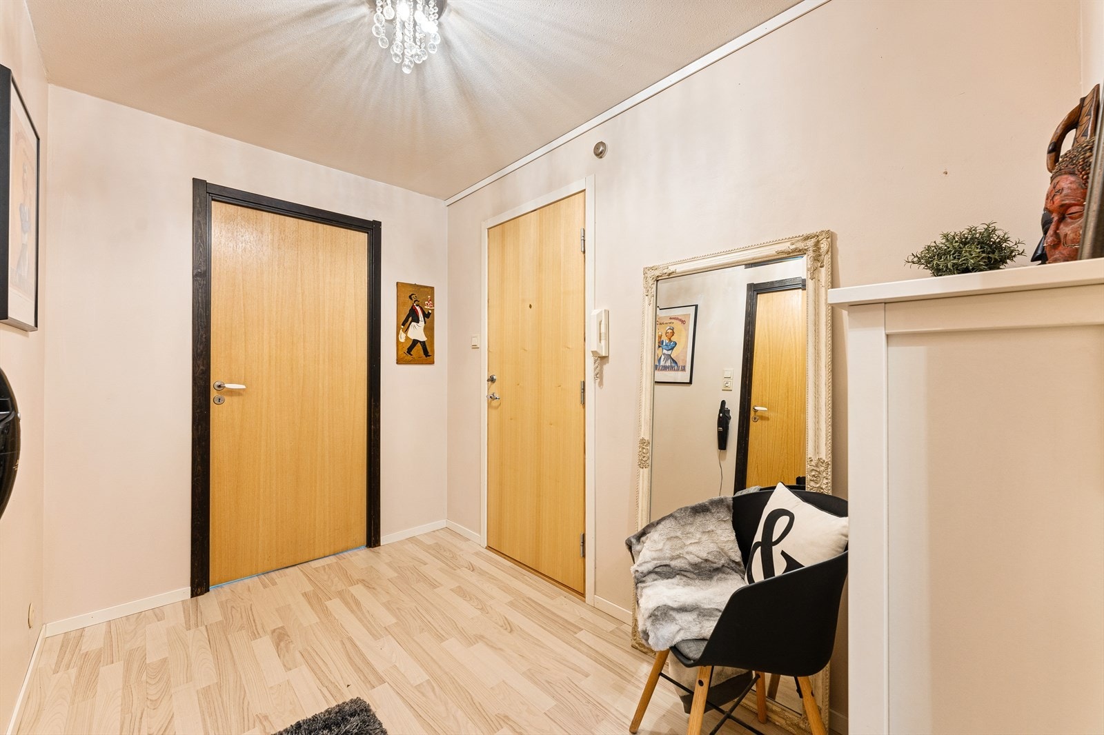 Velkommen inn! Vi møtes av en lys og romslig entré. Det er plass til garderobeskap, skohylle eller knagger til å henge opp yttertøy. For ytterligere oppbevaring, har boligen to eksterne boder. Galleribilde