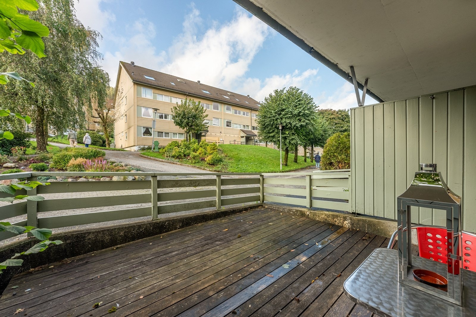 Fra stuen er det utgang til vestvendt terrasse på 15,6 kvm hvorav 7,6 kvm er overbygd. Galleribilde