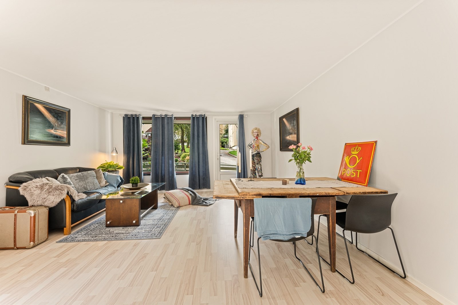 Her møtes vi av store vindusflater og et naturlig lysinnslipp. Galleribilde