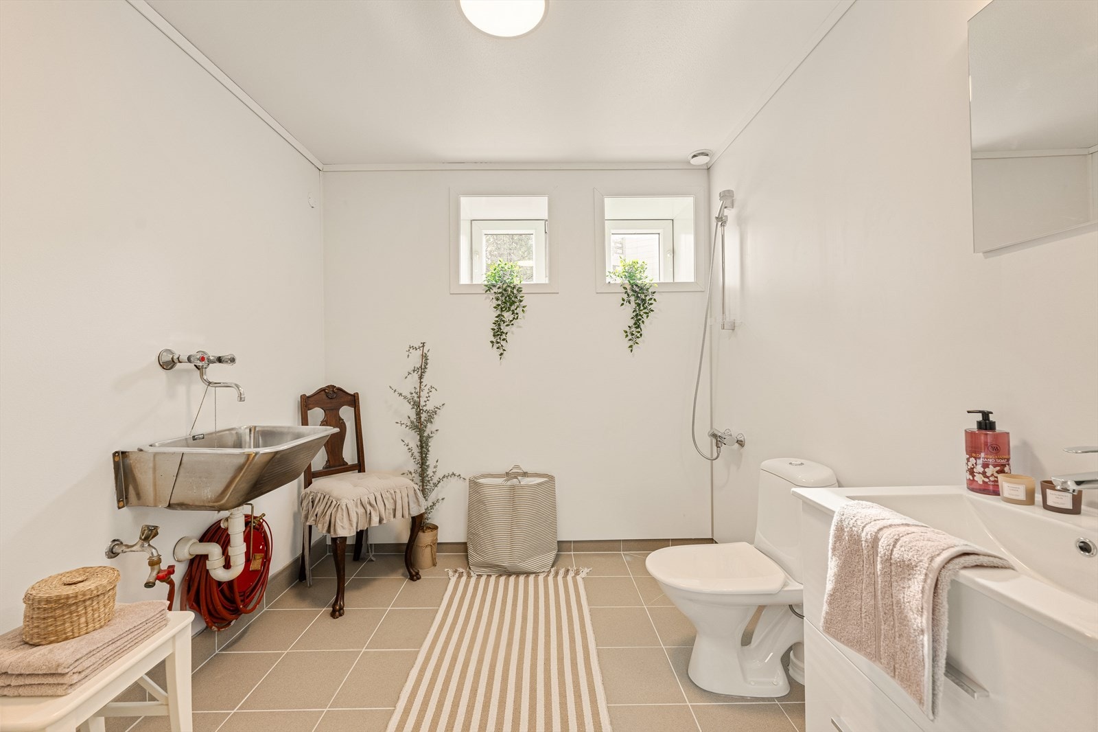 Det er innredet med servant med møblement/speil og belysning, toalett, dusjgarnityr, opplegg for vaskemaskin og utslagsvask. Galleribilde