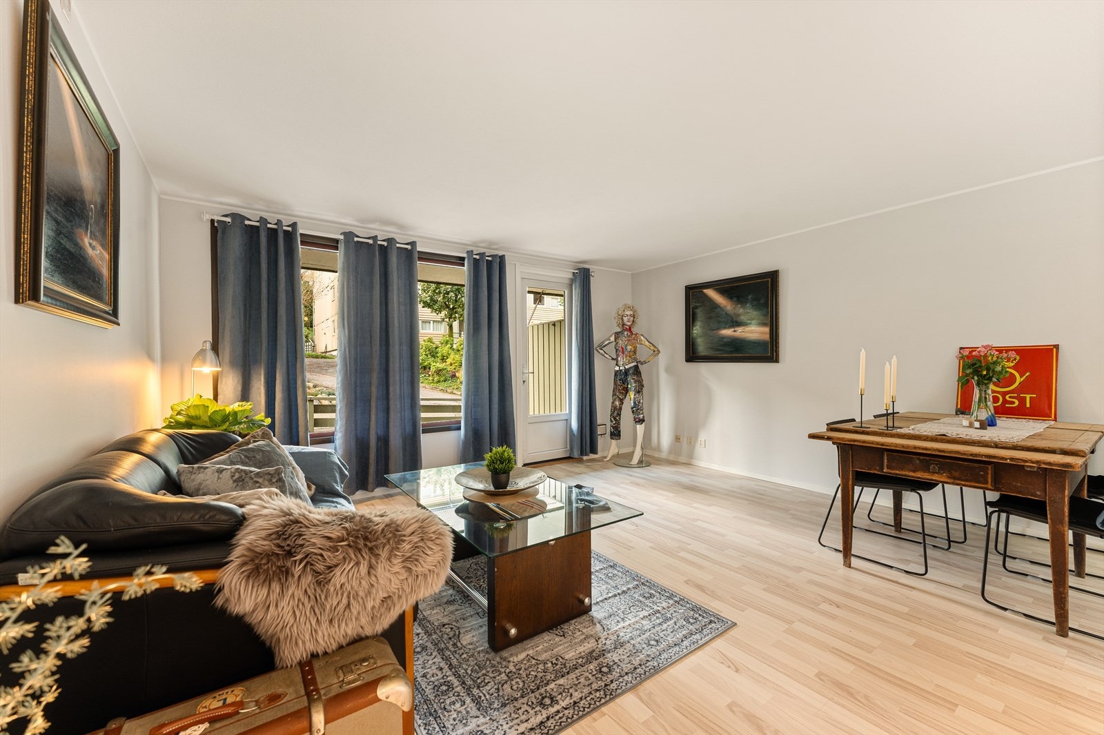 Gulvet er belagt med et flott laminatgulv. Galleribilde