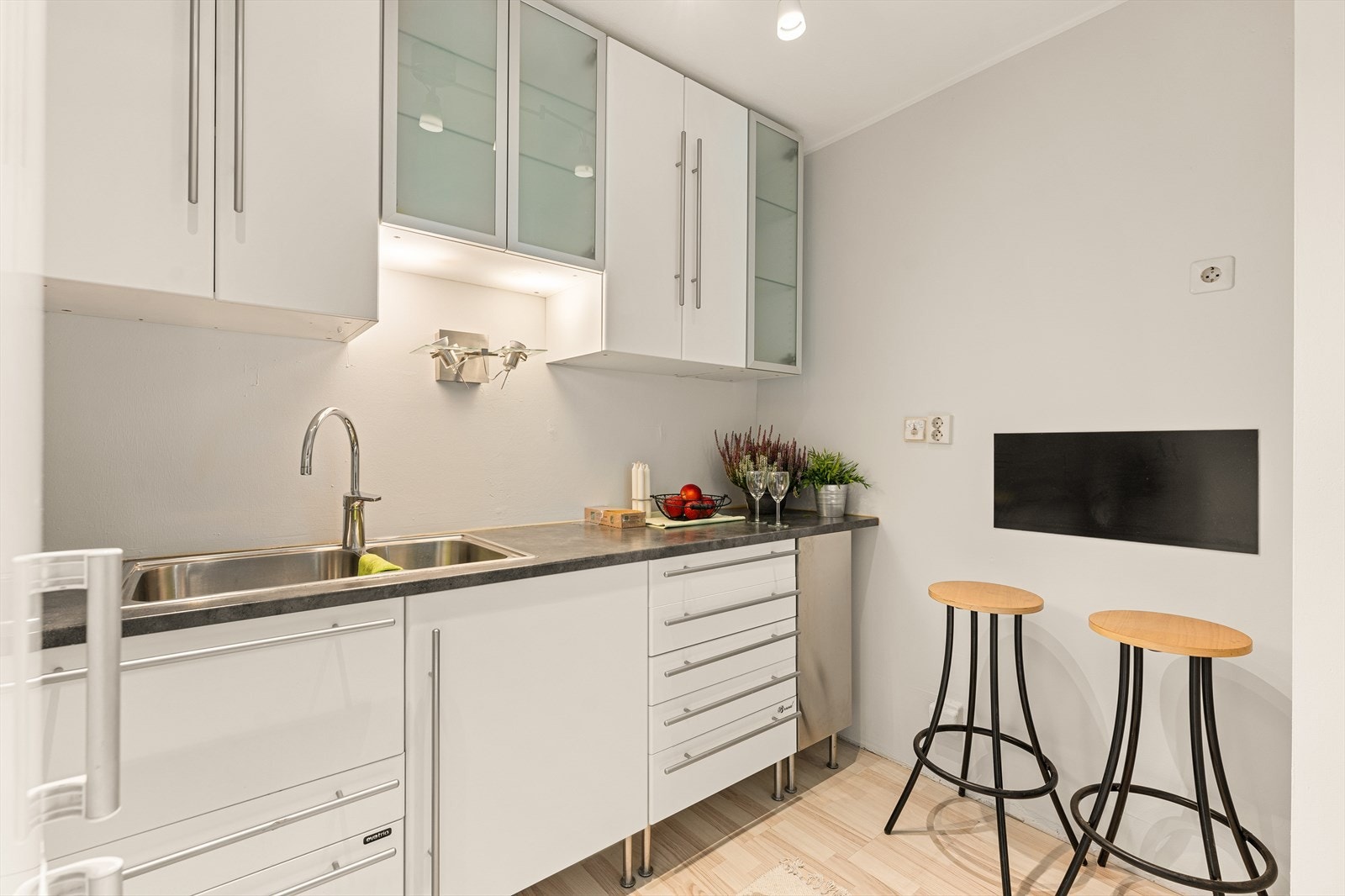 Det er også stål oppvaskkum, ventilator og selvsagt opplegg for oppvaskmaskin. Det er god skap- og benkeplass for matlaging og oppbevaring. Galleribilde