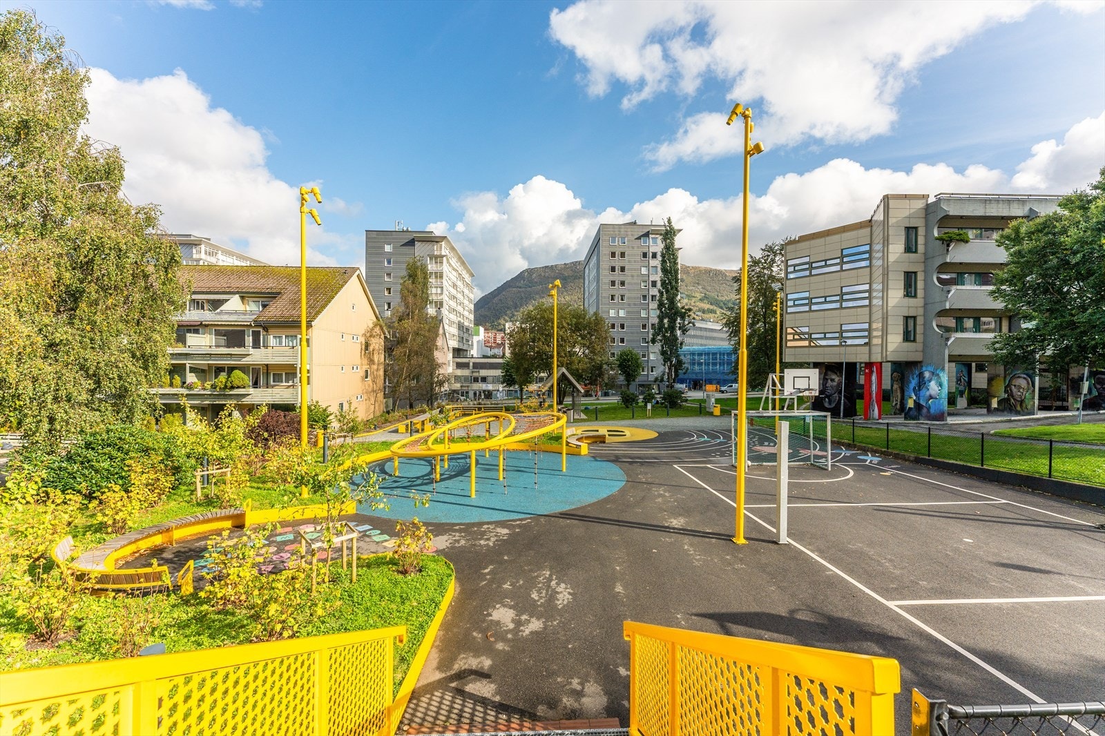 Fellesarealer er ryddig og pent opparbeidet med gressplen, lekeplass, diverse beplantning, asfalterte internveger og parkeringsarealer. Galleribilde