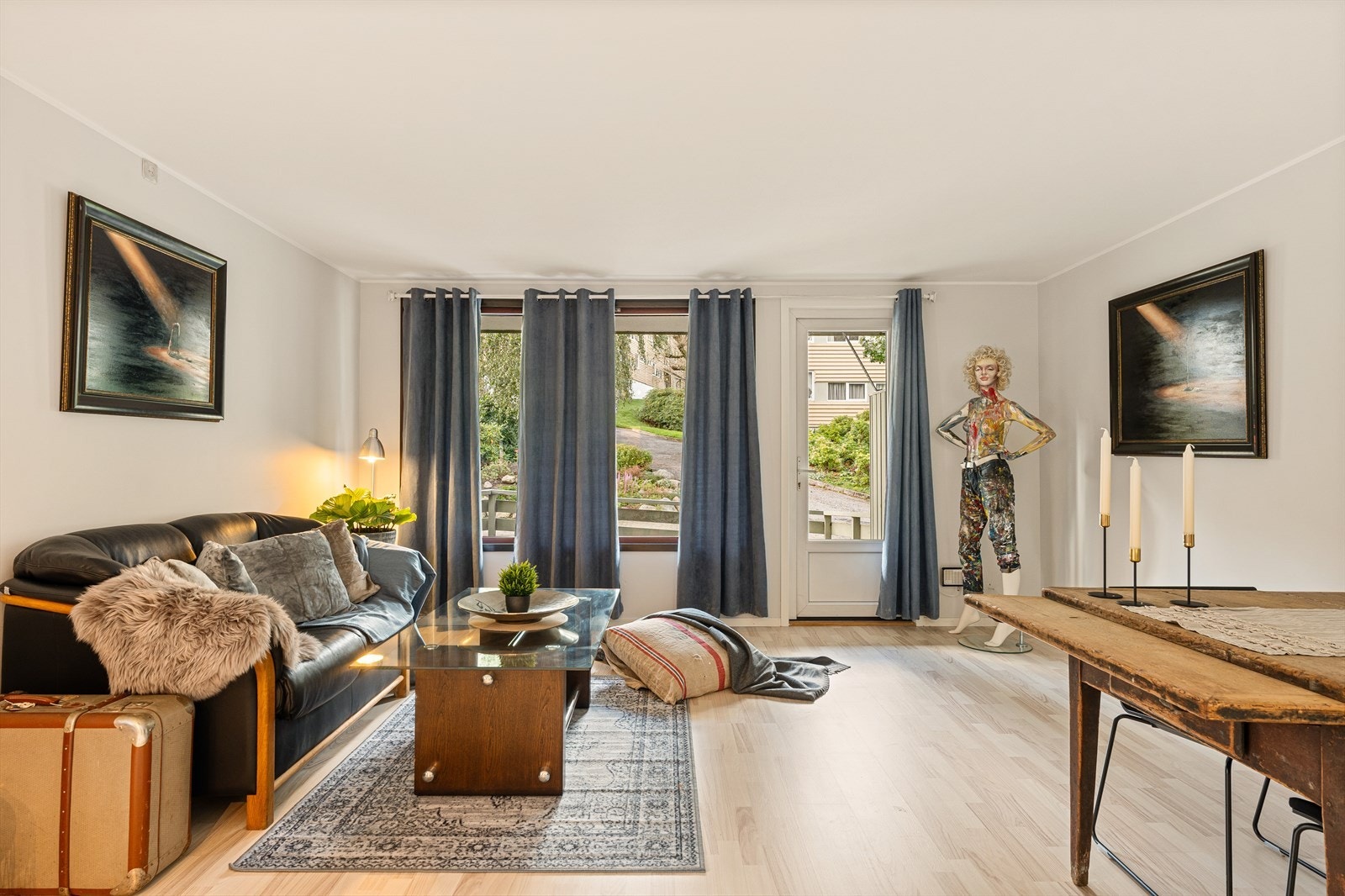 Takhøyden i leiligheten (foruten bad) er 2,37 m - 2,39 m. Galleribilde