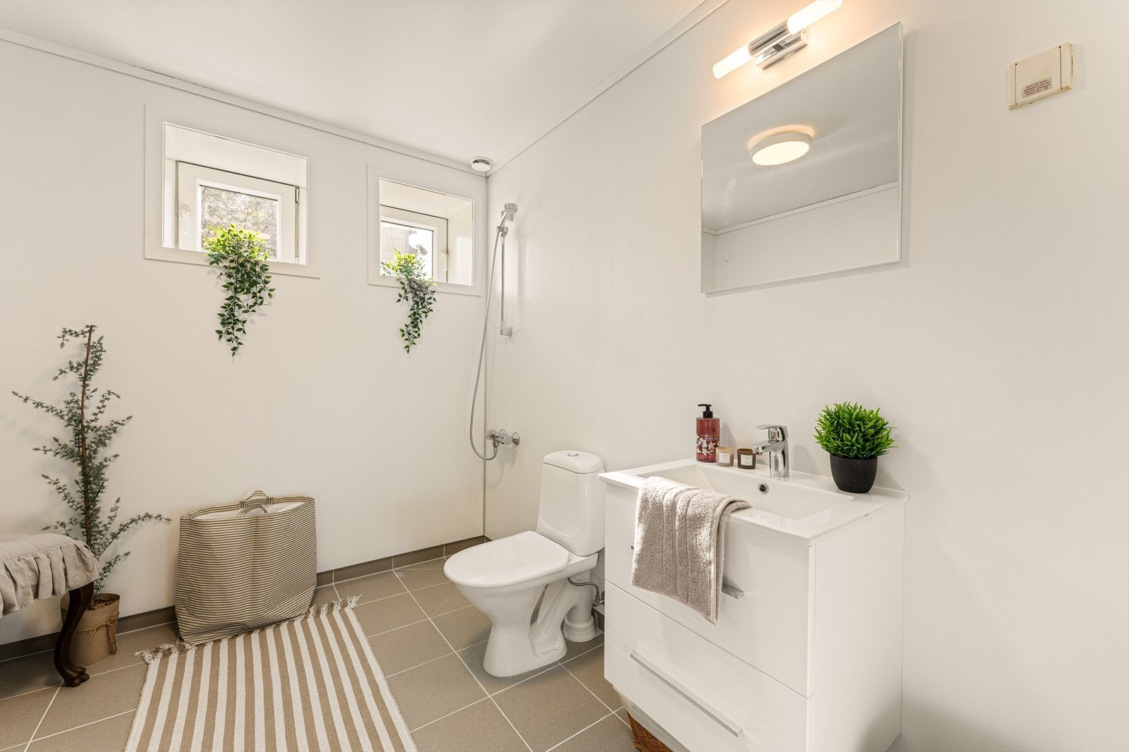 Lyst bad med varmekabler i gulv. Badet er delvis modernisert. Arbeidet ble utført av Bygg Og Rørleggerservice AS. Galleribilde