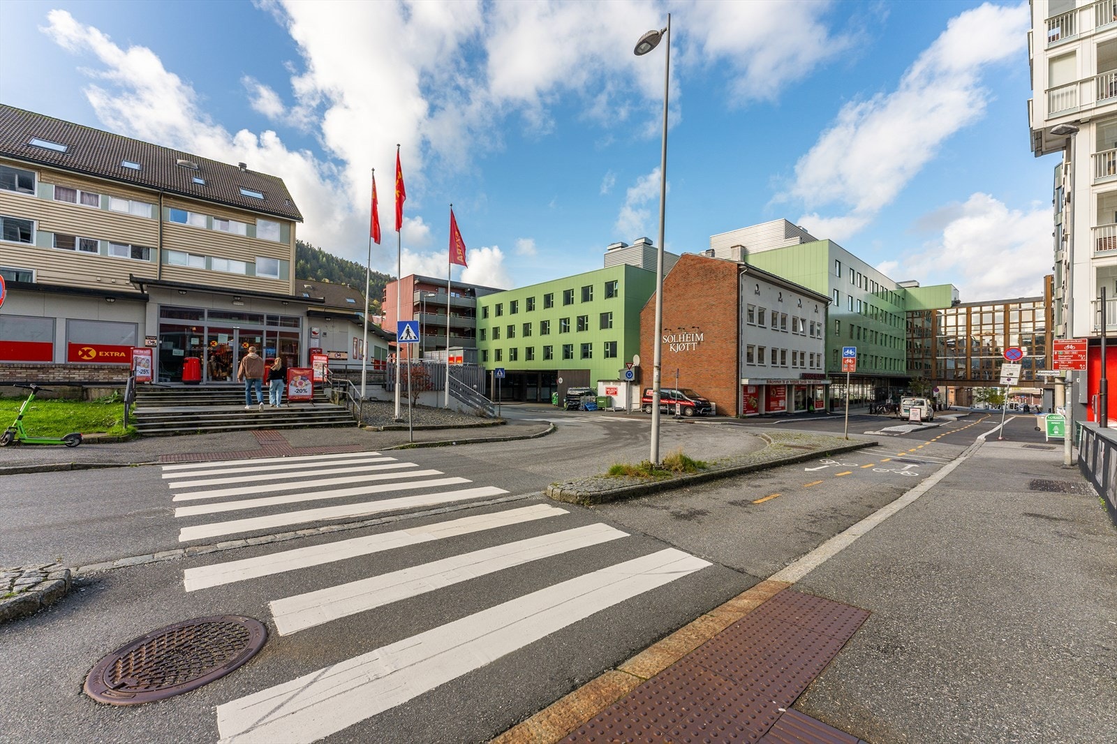 Dagligvarebutikken Coop Extra (søndagsåpen) og Kiwi kun et steinkast unna leiligheten. Galleribilde