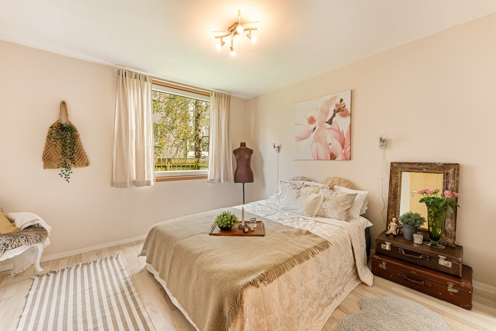 Her er det god plass til dobbeltseng, nattbord og en garderobeløsning. Galleribilde