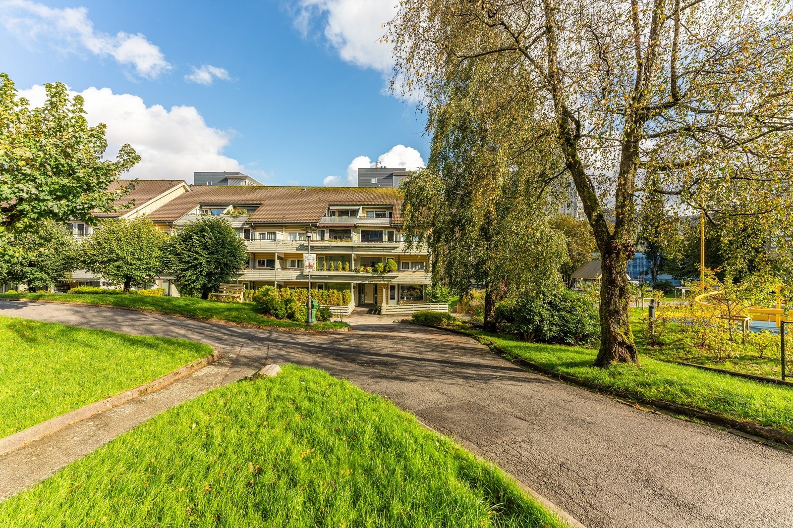 Boligen har en flott beliggenhet i en av Solheims mest populære boområder. Her bor man tilbaketrukket fra sentrumskjernen, samtidig som man har gangavstand til det meste en måtte trenge i hverdagen. Galleribilde