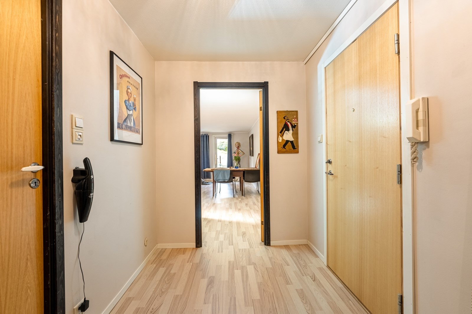 Vi beveger oss videre inn til hjertet av boligen, nemlig stuen og kjøkkenet. Galleribilde