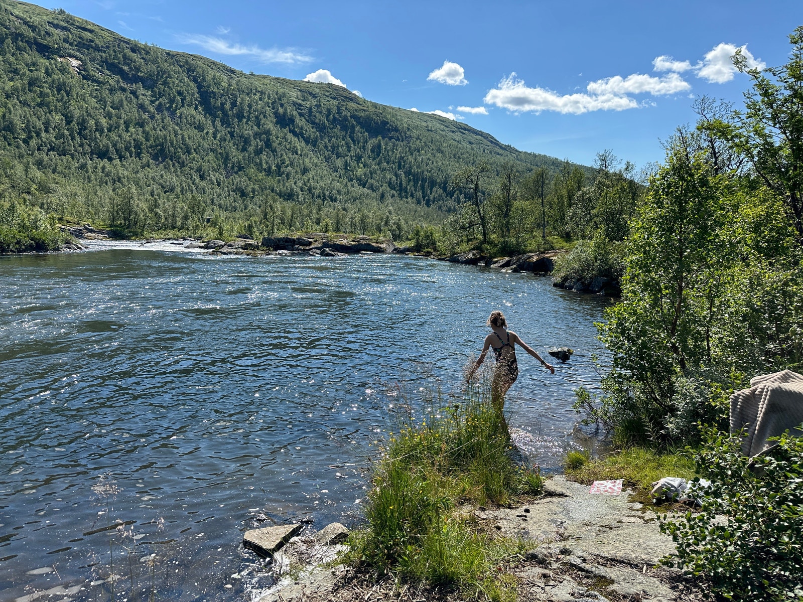 På varme sommerdager frister flott svaberg og badeplass bare noen meter fra hytten. Galleribilde