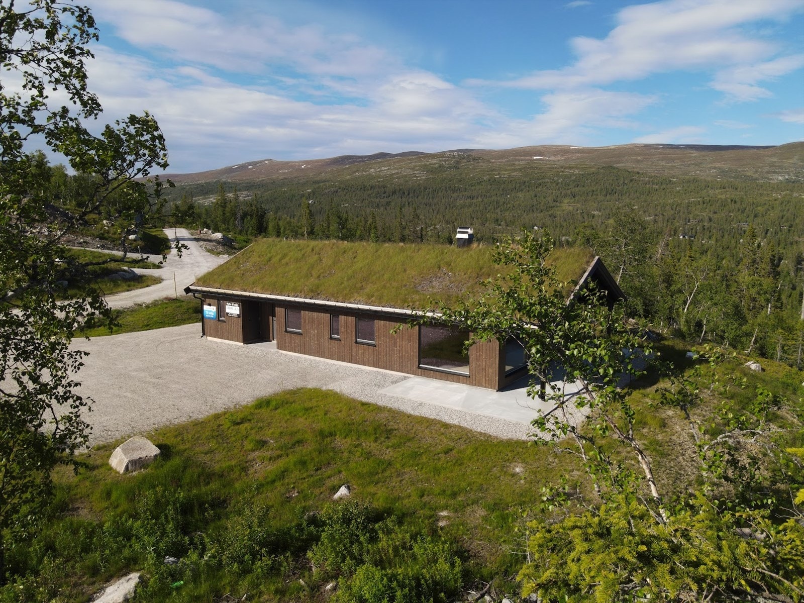 Nyoppført hytte i ca. 850 m.o.h. med fantastiske turmuligheter rett utenfor. Galleribilde