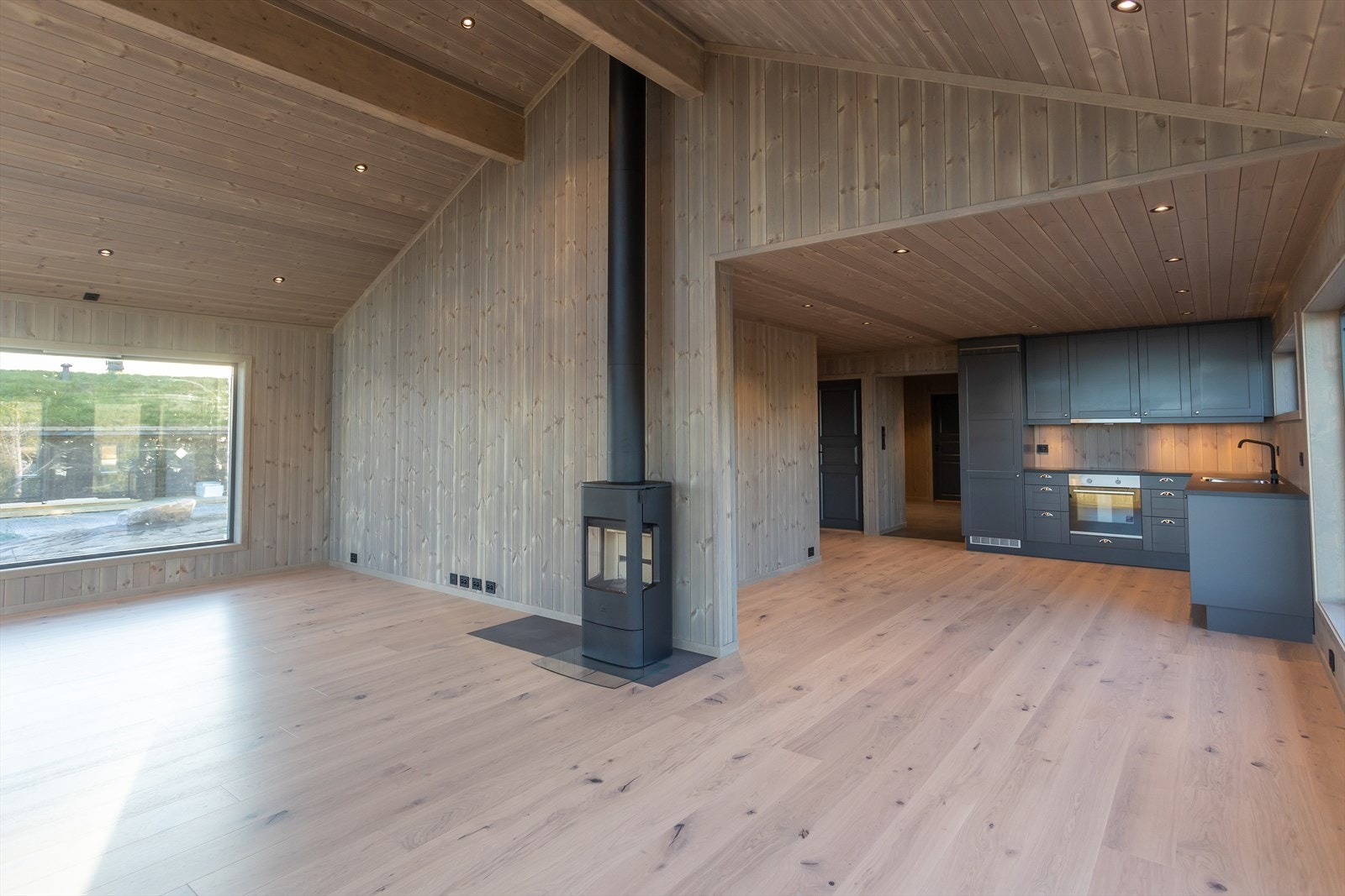 Åpen løsning mellom kjøkken og stue. Galleribilde