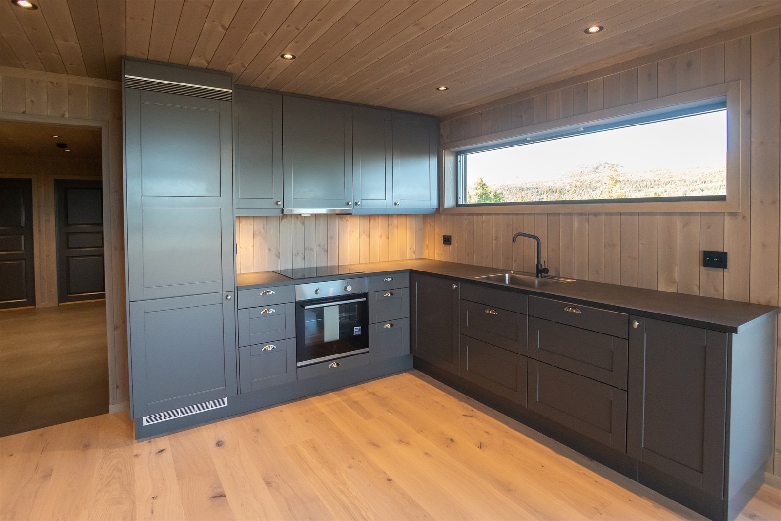 Lekker kjøkkeninnredning fra Sigdal kjøkken med integrerte hvitevarer. Galleribilde