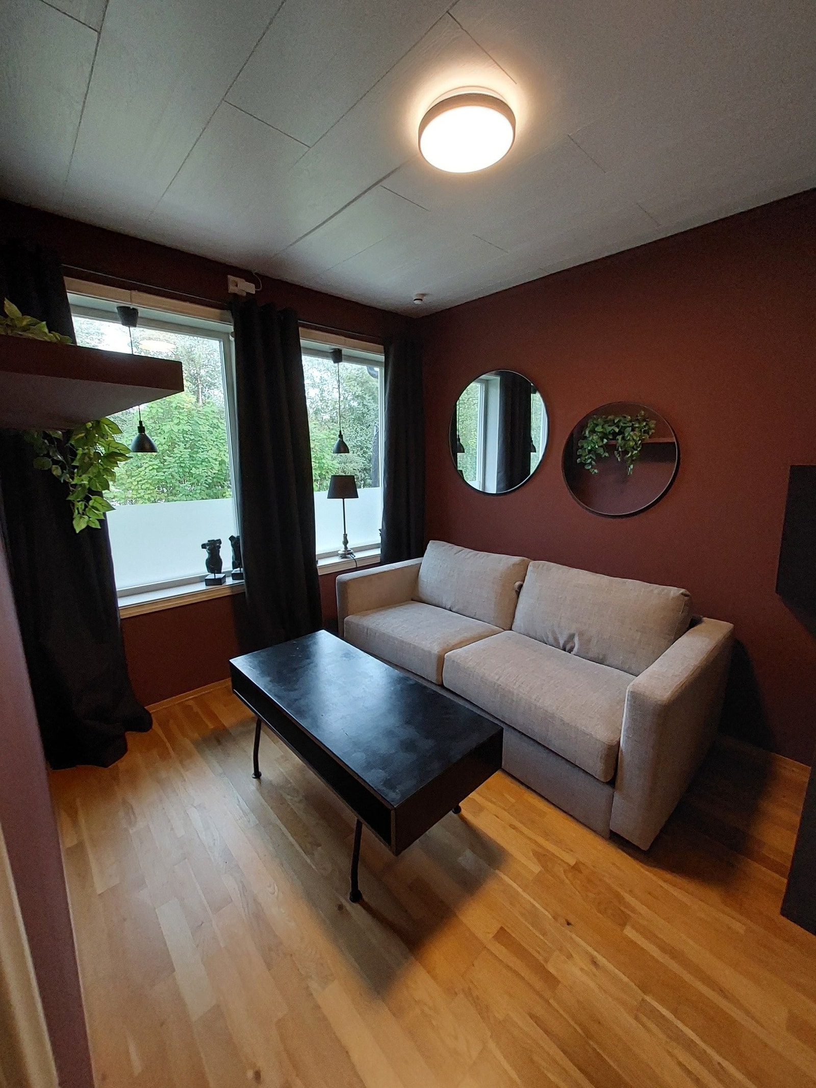 Sov 3 innenfor stue med walkin closet 1 etasje Galleribilde