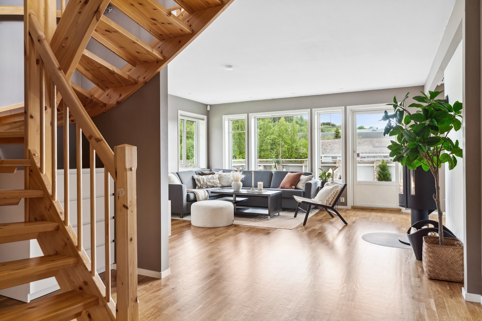 Boligens hoveddel har en innbydende stue på ca. 34 kvm i 2. etasje. Galleribilde