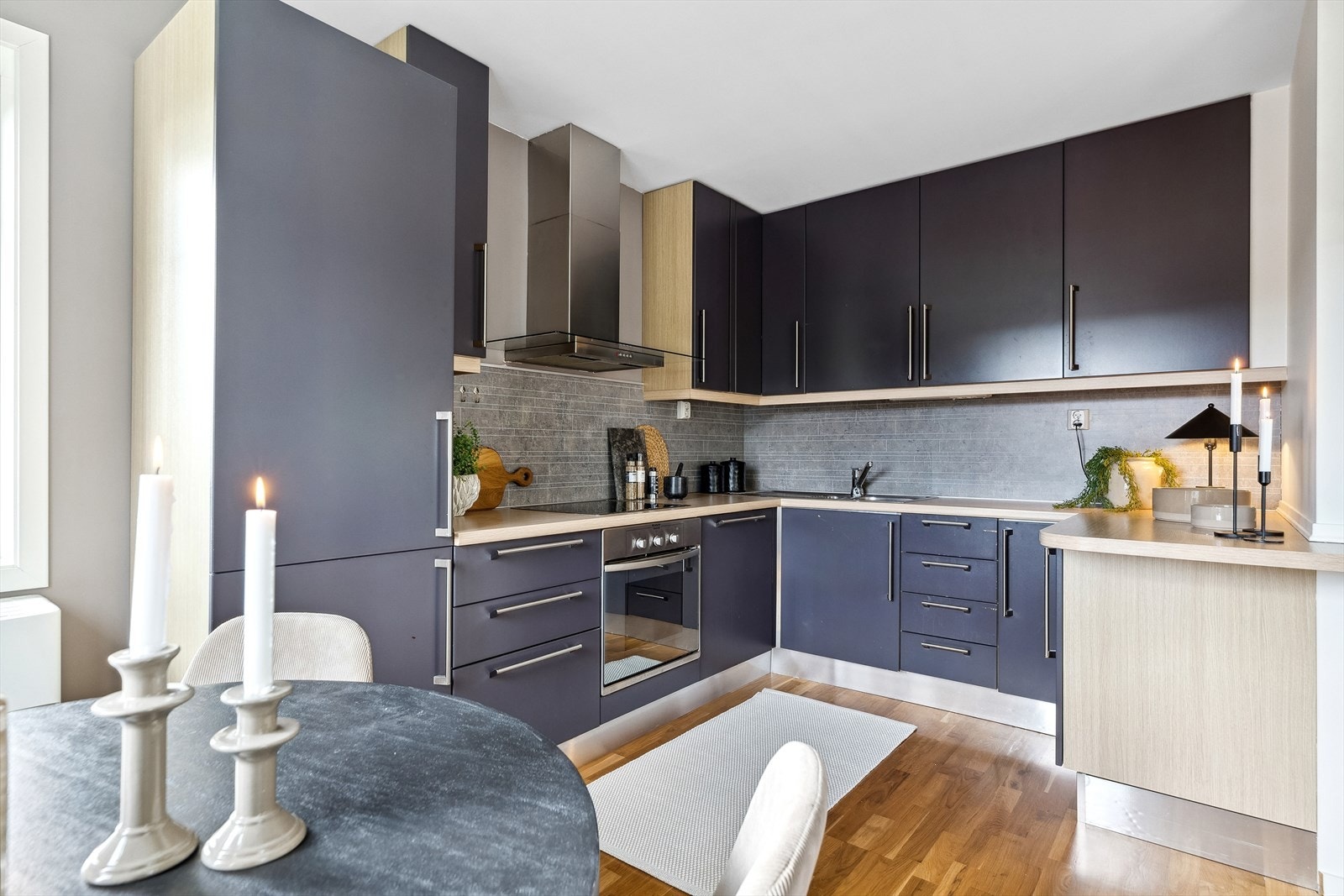 Kjøkkenet i hoveddelen er moderne og lekkert, med god skap- og benkeplass. Galleribilde