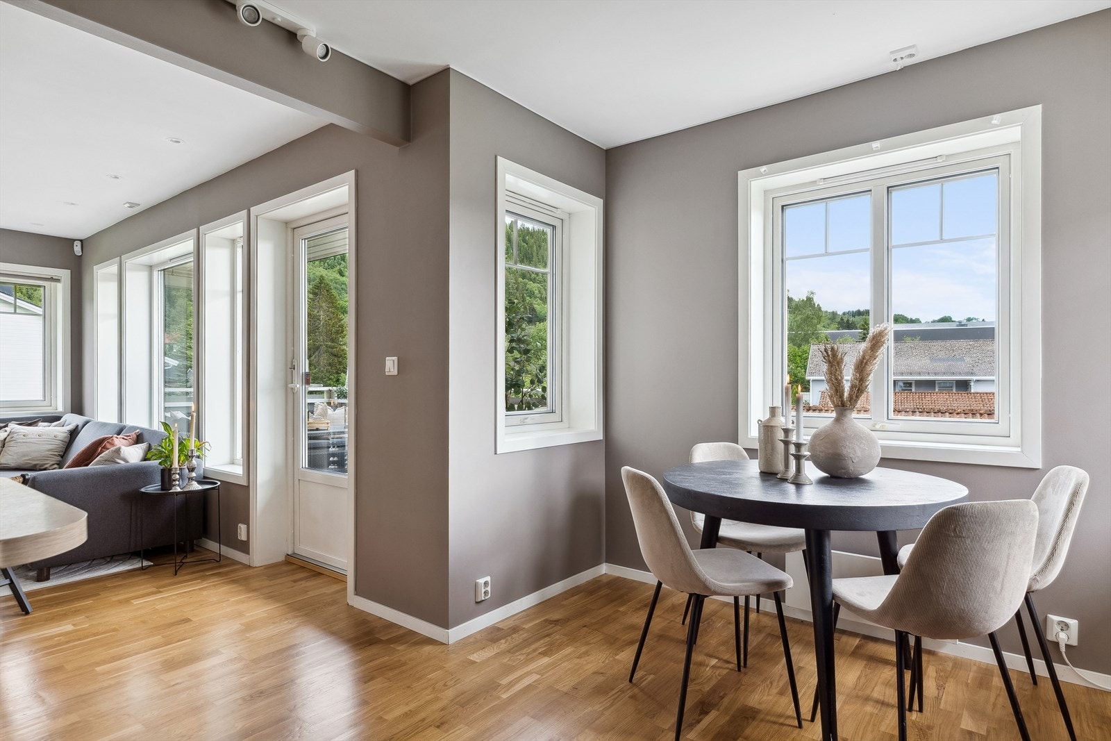 Store sprossevinduer sørger for unik, naturlig lyssetting på dagtid. Galleribilde