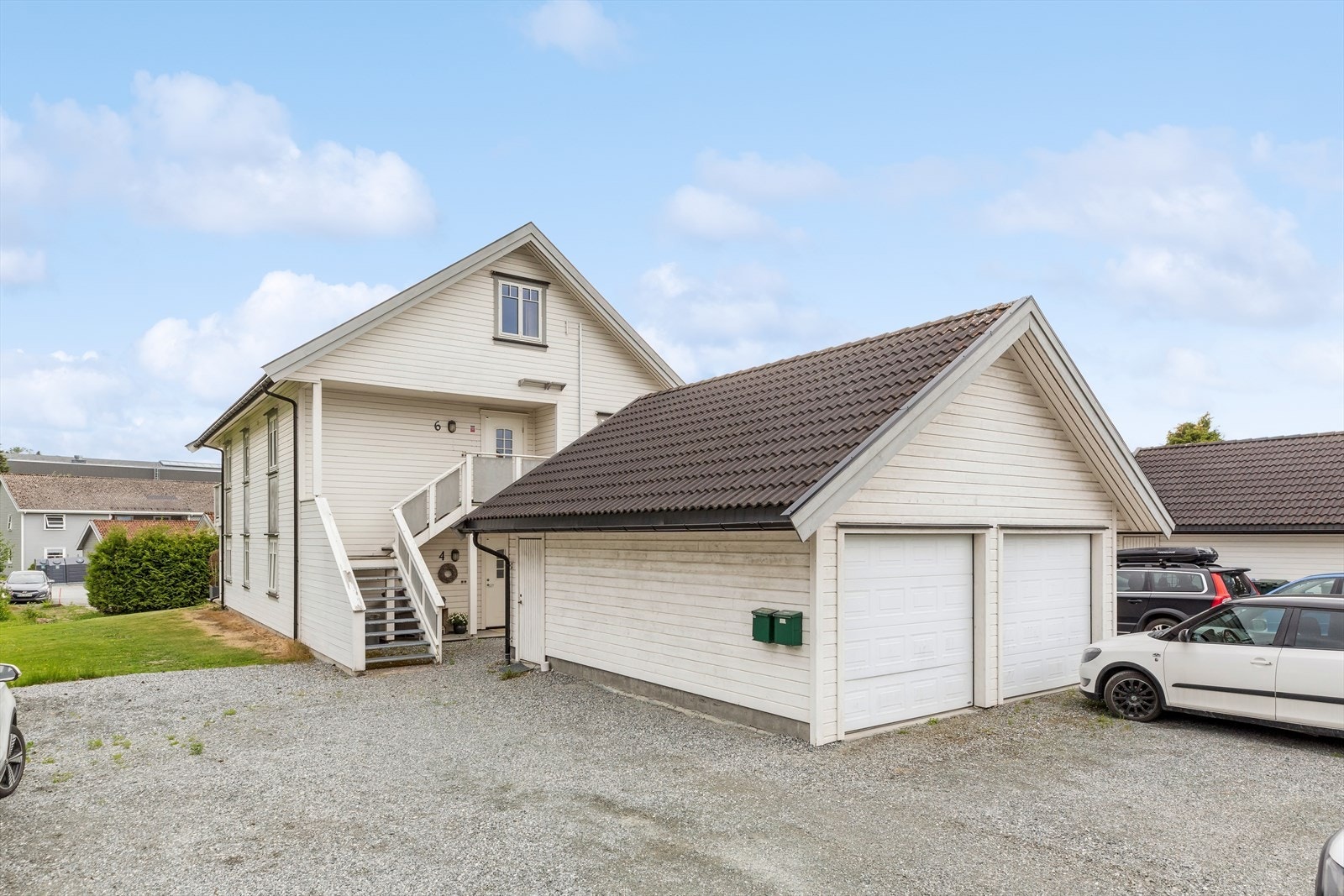 Det er parkering på en disponibel halvpart av en dobbelgarasje. Galleribilde